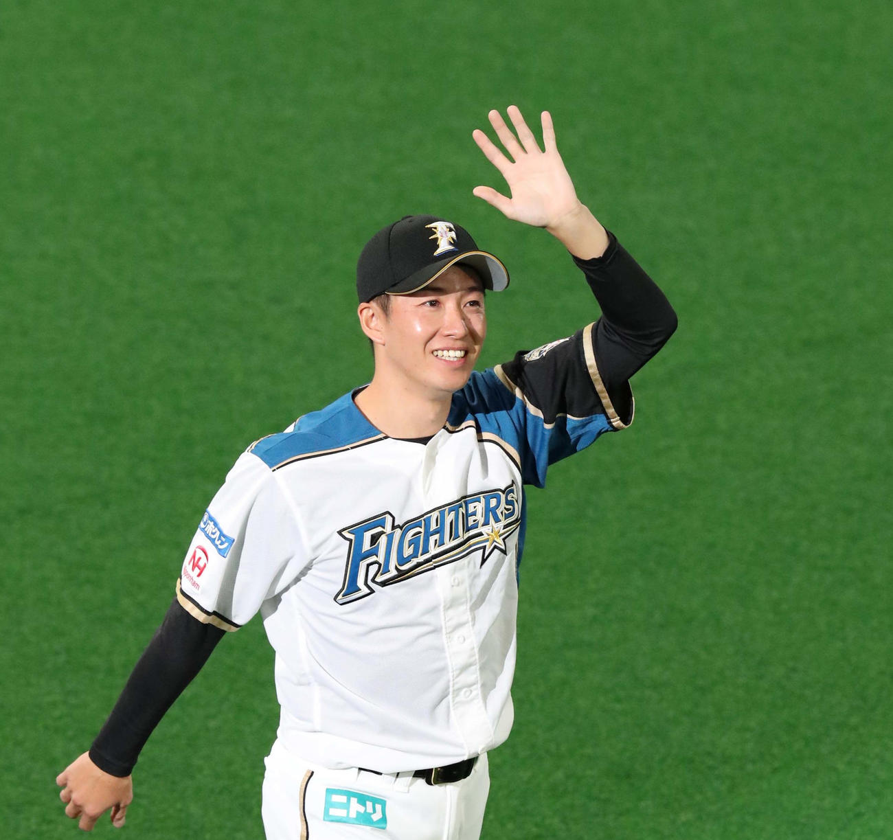 引退セレモニーでスタンドに手を振る斎藤（撮影・黒川智章）