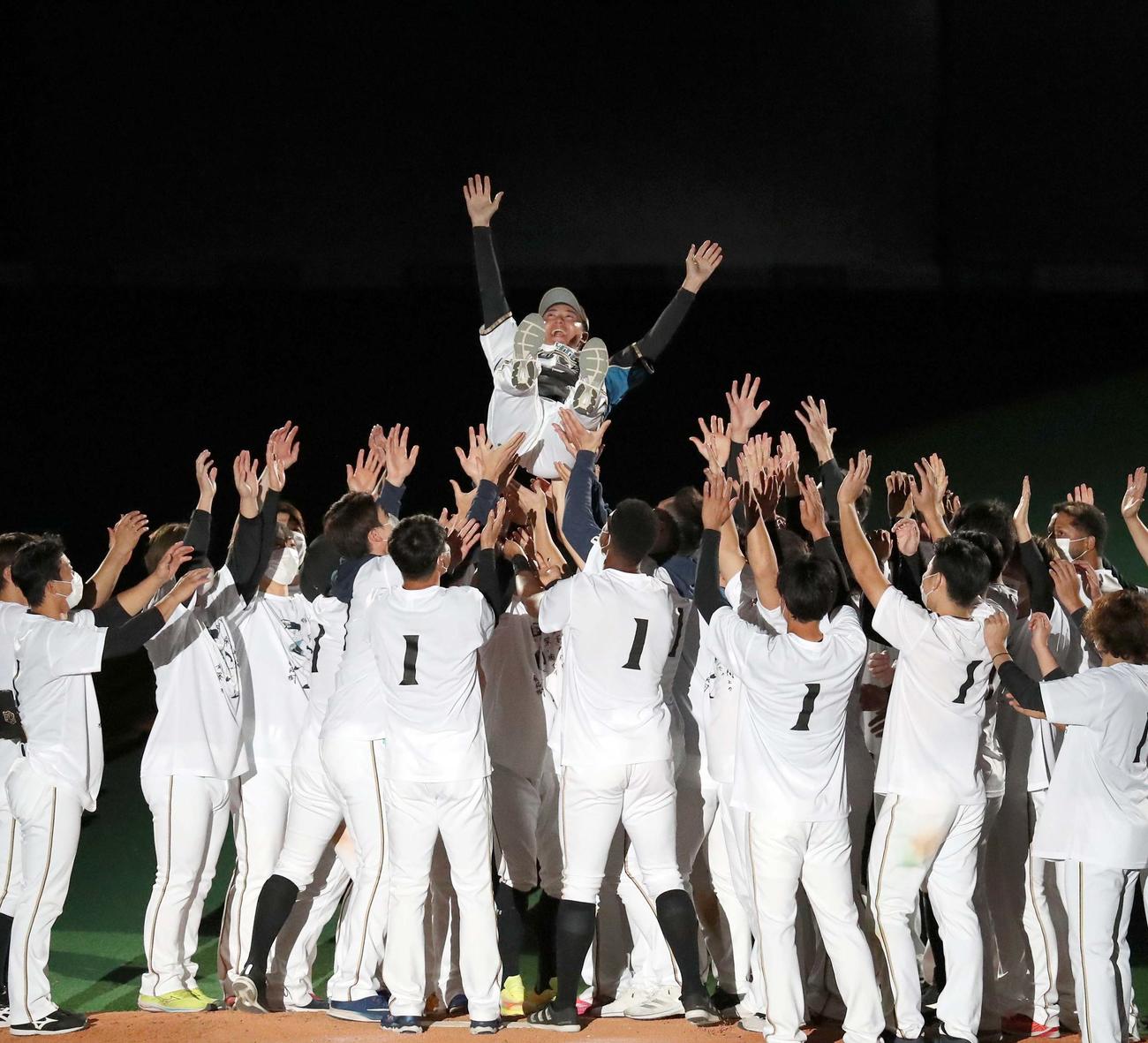日本ハム対オリックス　引退セレモニーでナインから胴上げされる斎藤（撮影・黒川智章）