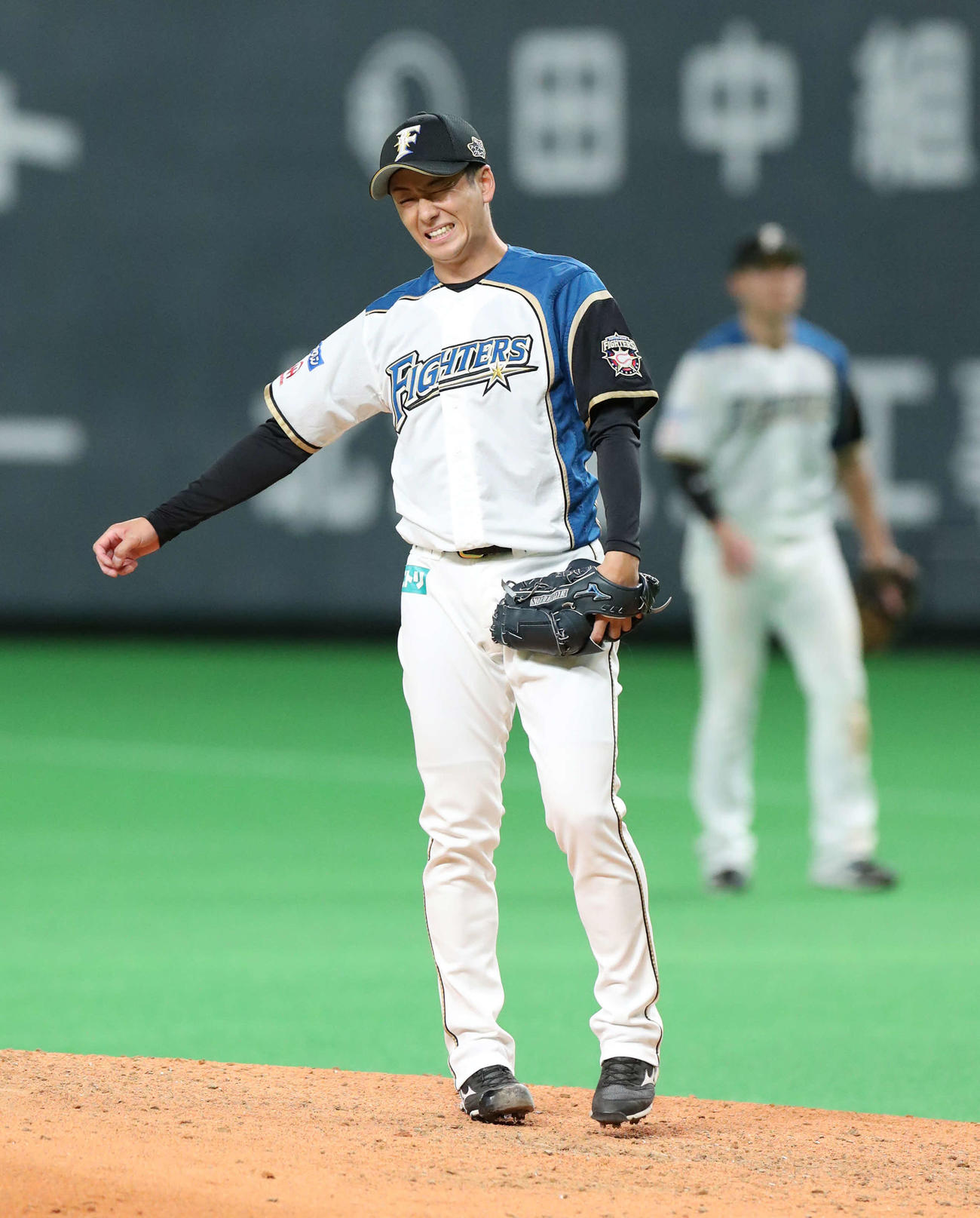 日本ハム対オリックス　7回表オリックス無死、福田に四球を与え顔をしかめる日本ハム斎藤（撮影・佐藤翔太）