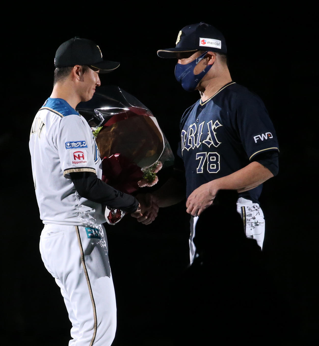 日本ハム対オリックス　引退セレモニーで日本ハム斎藤（左）はオリックス中嶋監督から花束を受け取る（撮影・佐藤翔太）