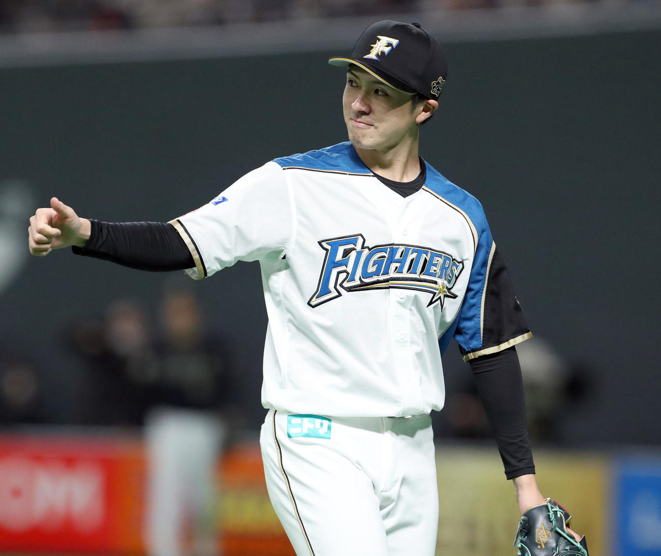 日本ハム対オリックス　3回表オリックス2死一塁、宗を三ゴロに仕留めサムズアップをする日本ハム上沢（撮影・佐藤翔太）