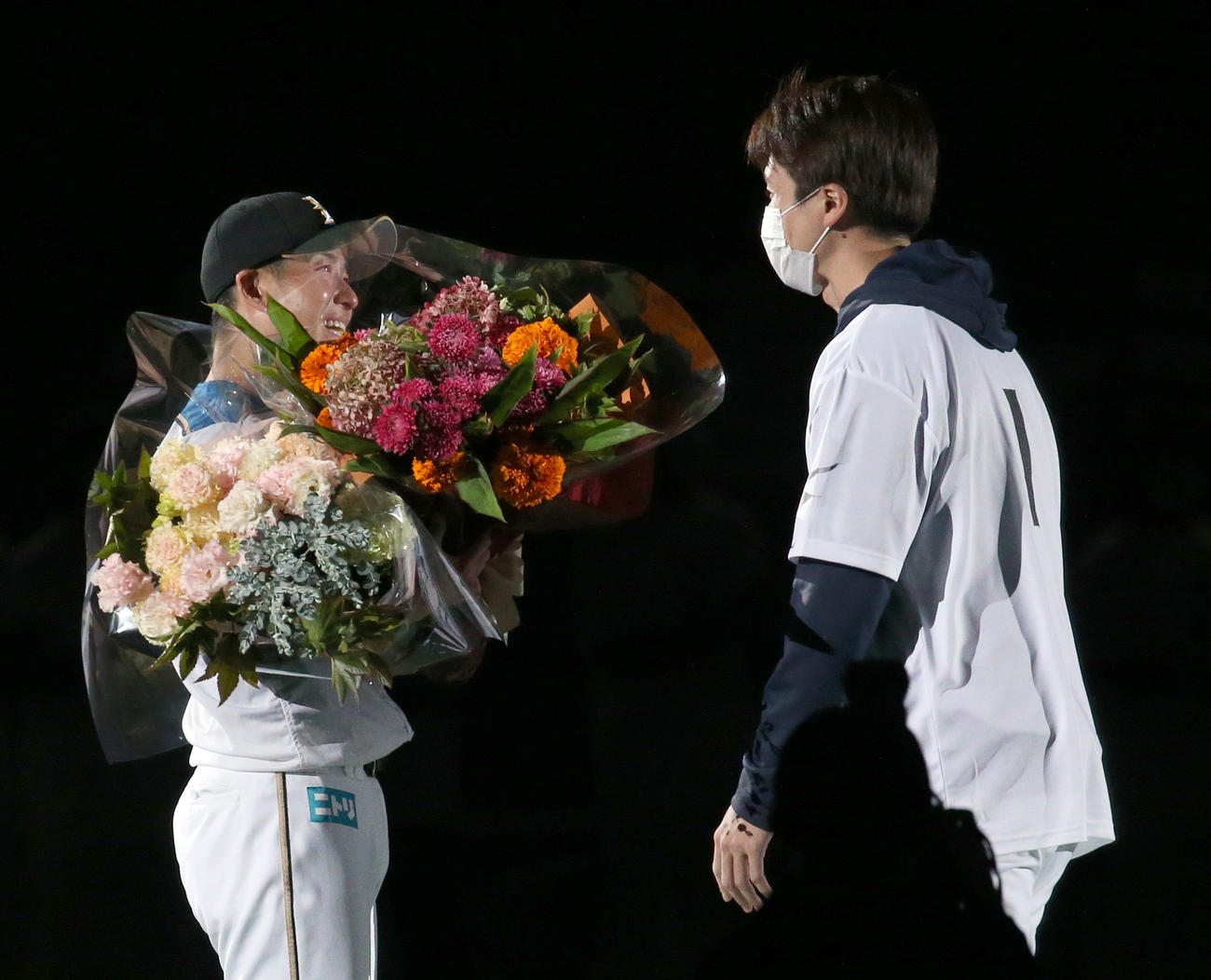 日本ハム対オリックス　引退セレモニーで日本ハム斎藤（左）は上沢から花束を受け取り涙を浮かべる（撮影・佐藤翔太）