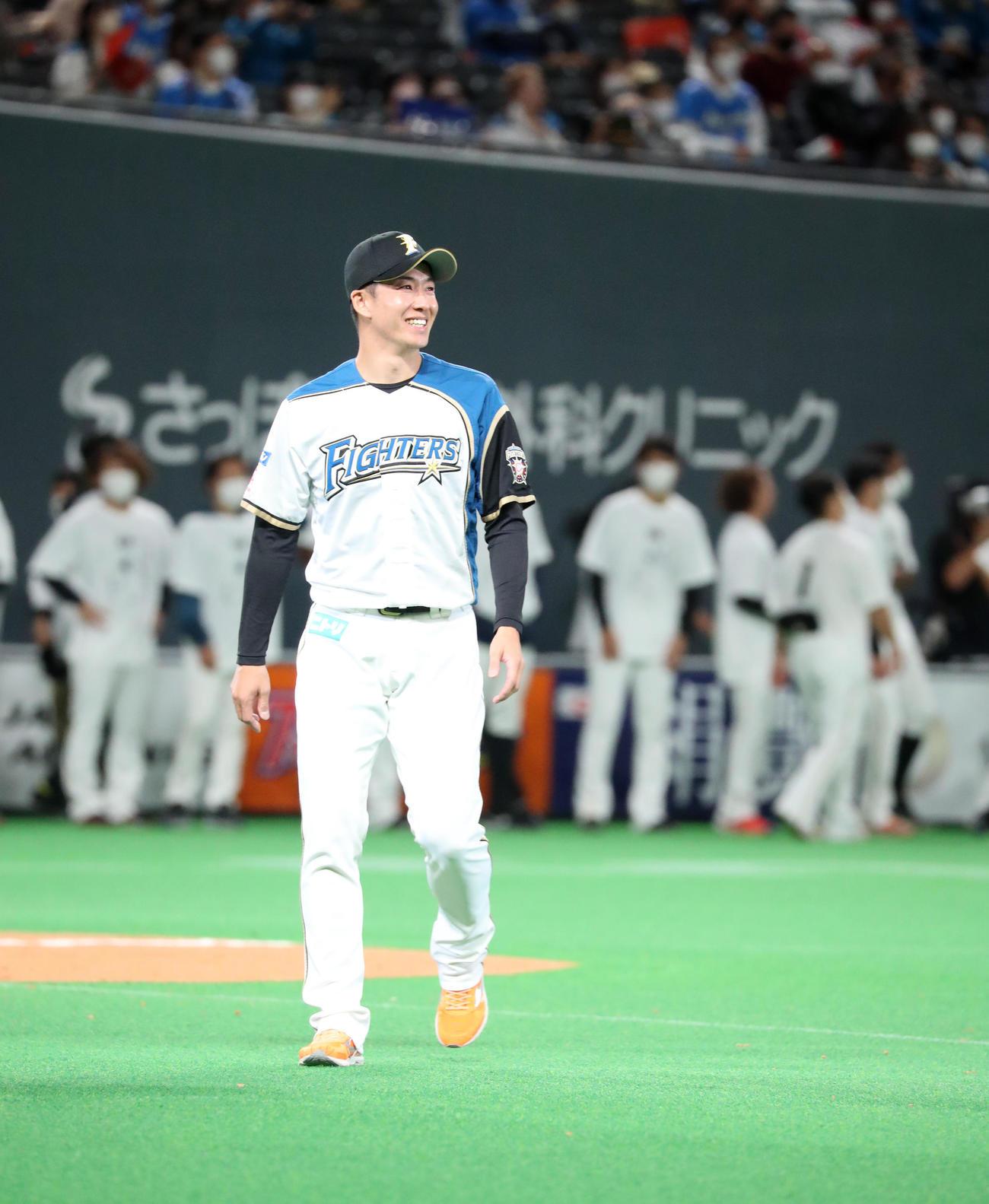 日本ハム対オリックス　引退セレモニーで後輩たちがビデオで「勇気100％」を歌う姿見つめて笑顔を見せる日本ハム斎藤佑樹（撮影・佐藤翔太）