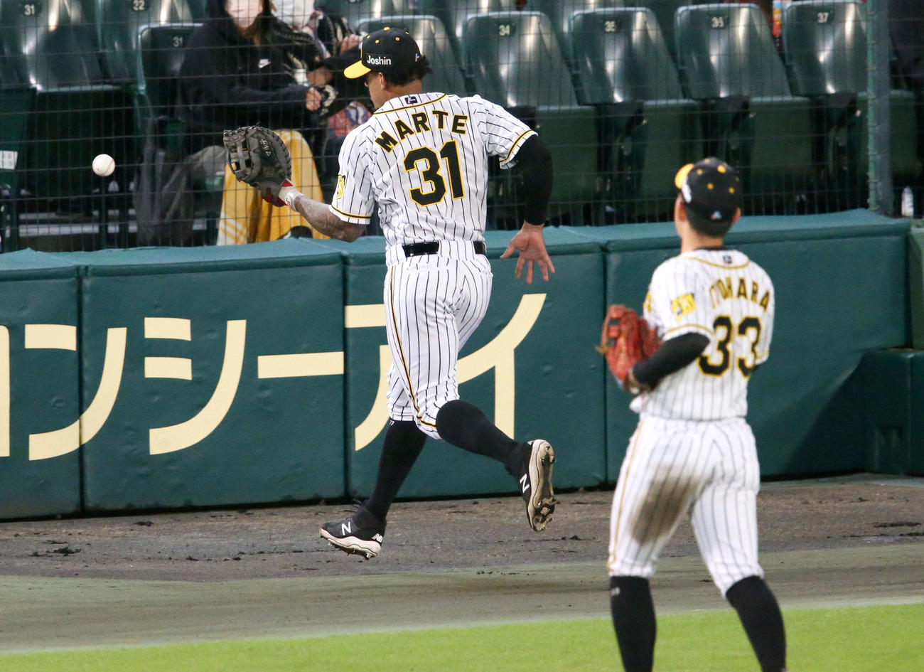 阪神対広島　9回表広島無死、一塁手マルテ（左）は石原の邪飛をファンブルする（撮影・上山淳一）