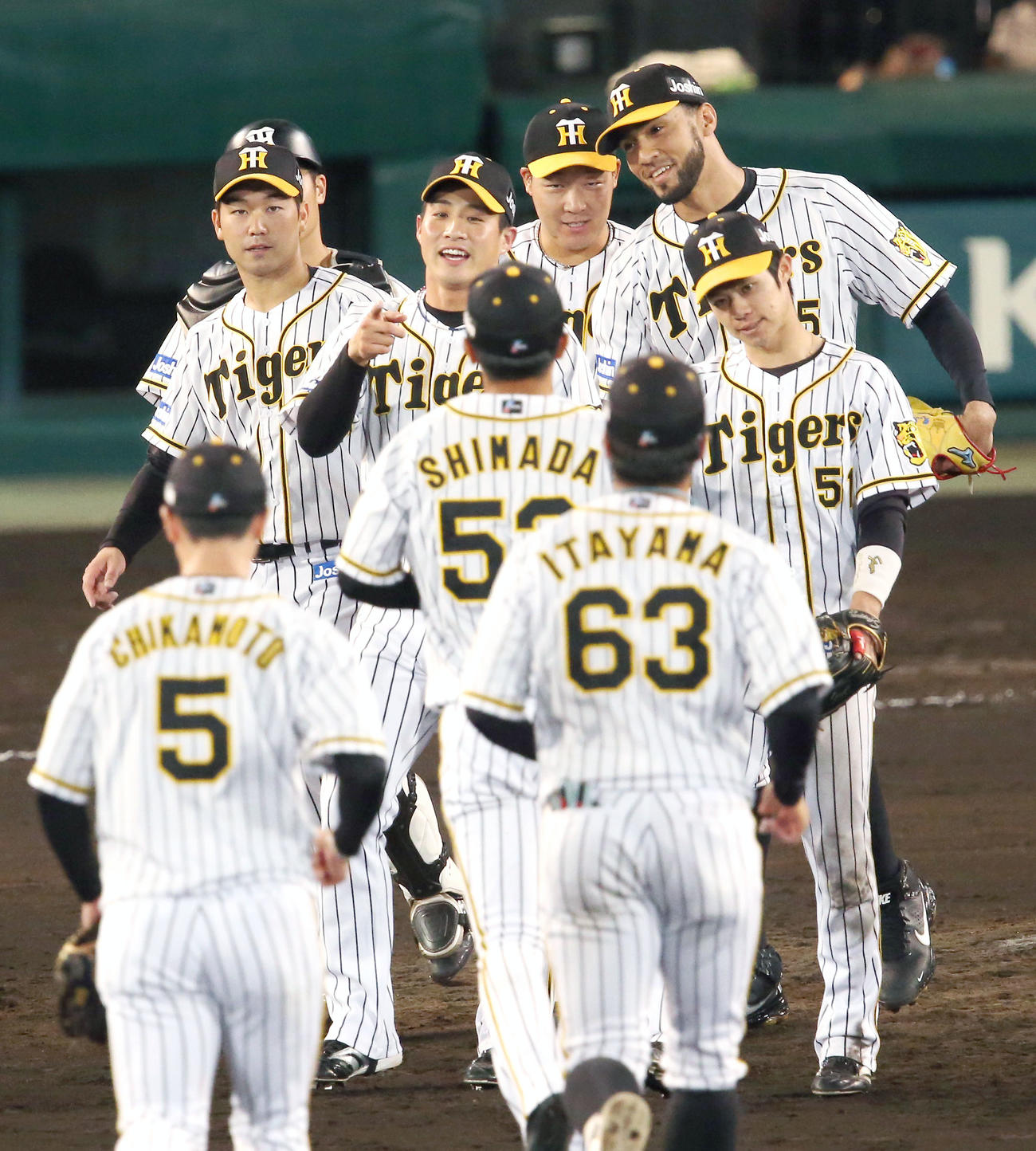 阪神対広島　試合を締めた阪神スアレス（右）は42セーブをマークし、笑顔でナインらを出迎える（撮影・上山淳一）