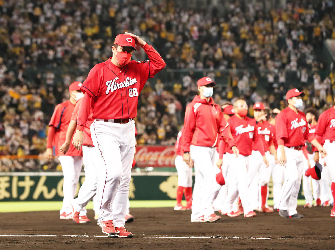 阪神対広島　甲子園での今季最終戦を終えファンにあいさつする広島佐々岡監督（左）、選手たち（撮影・清水貴仁）