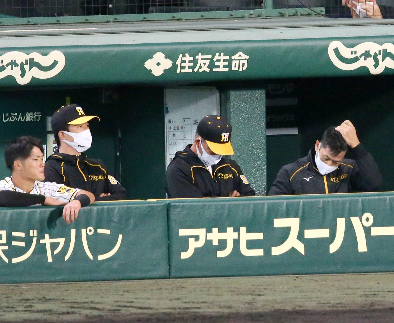 阪神対広島　9回、矢野監督（右）はベンチで頭をかく（撮影・上山淳一）