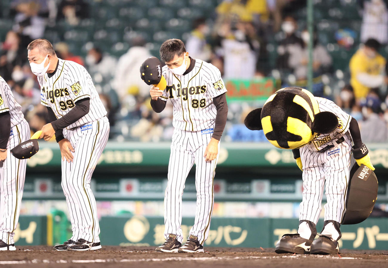 阪神対広島　試合に敗れファンにあいさつする阪神矢野監督（撮影・清水貴仁）