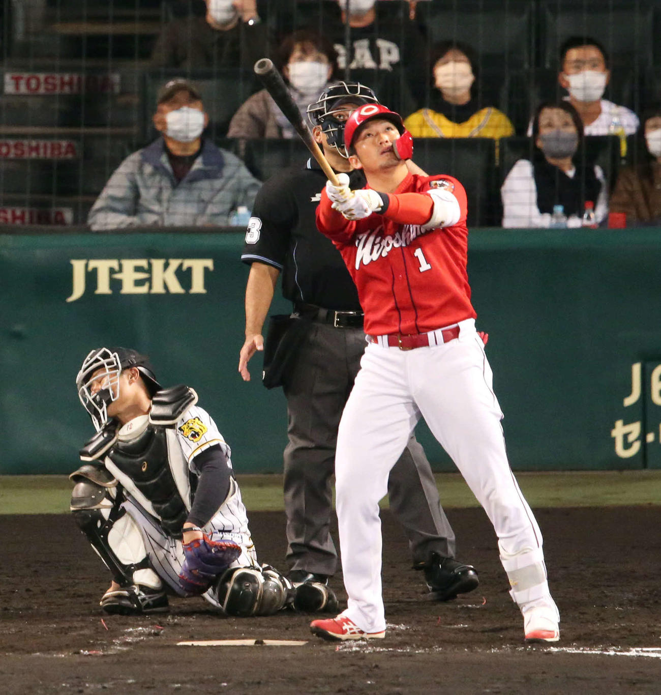 阪神対広島　8回表広島2死、鈴木誠は左中間にソロ本塁打を放つ（撮影・上山淳一）