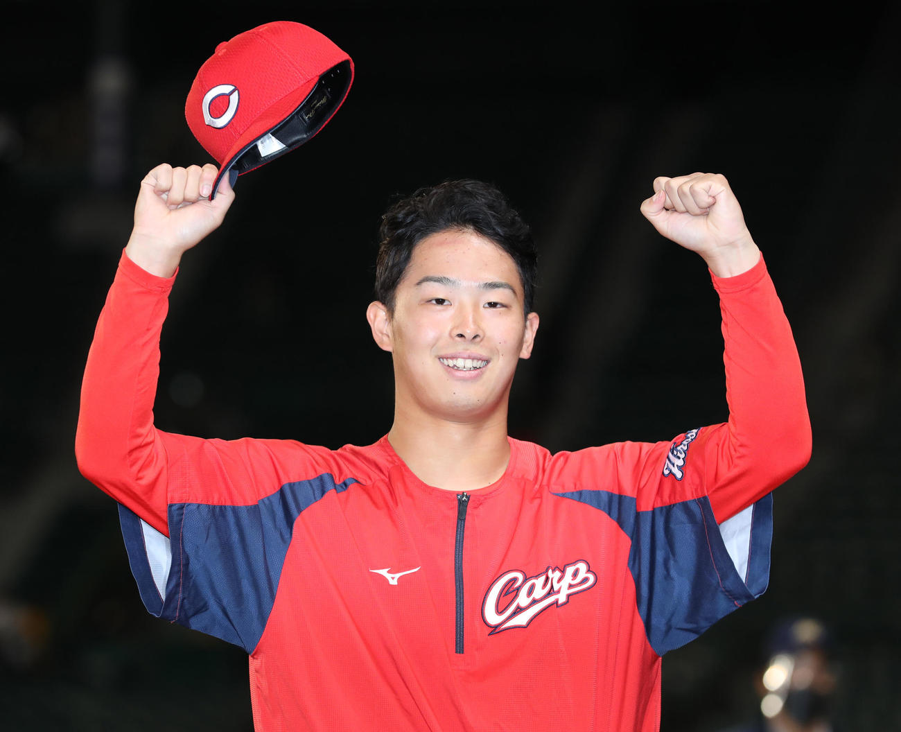 阪神対広島　今季4勝目をあげ笑顔でポーズをみせる広島玉村（撮影・清水貴仁）