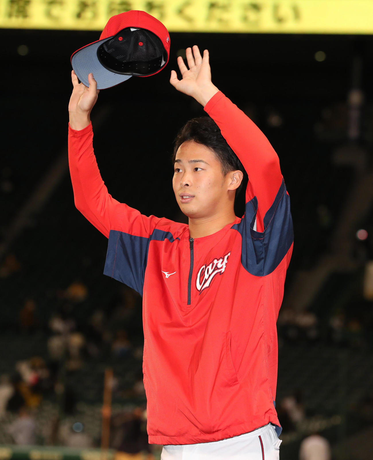 阪神対広島　今季4勝目をあげファンに手を振る広島玉村（撮影・清水貴仁）