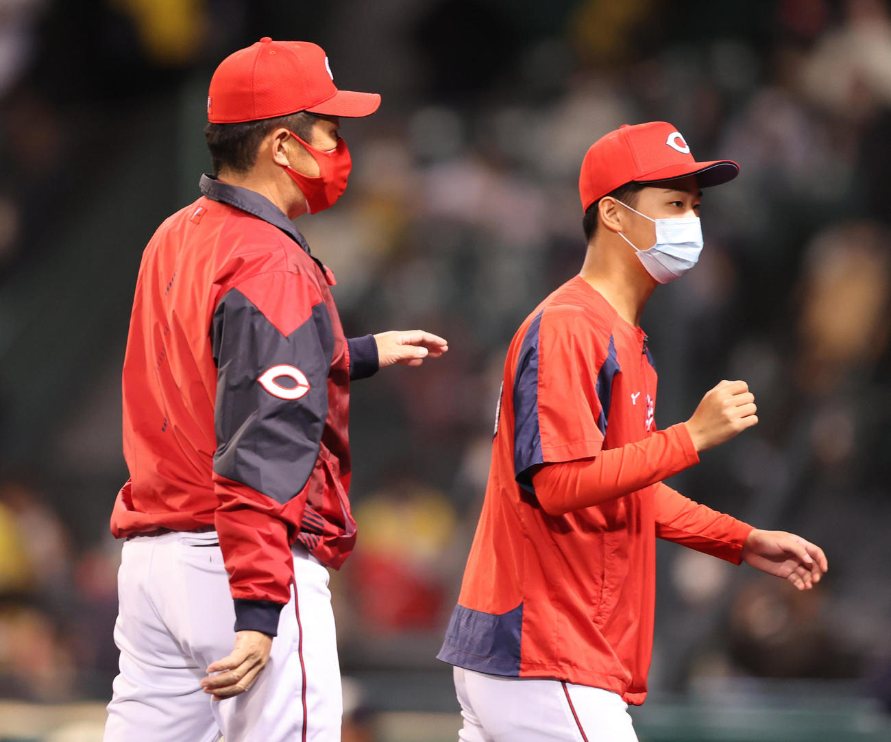 阪神対広島　勝利投手の玉村（右）をねぎら佐々岡監督（撮影・清水貴仁）