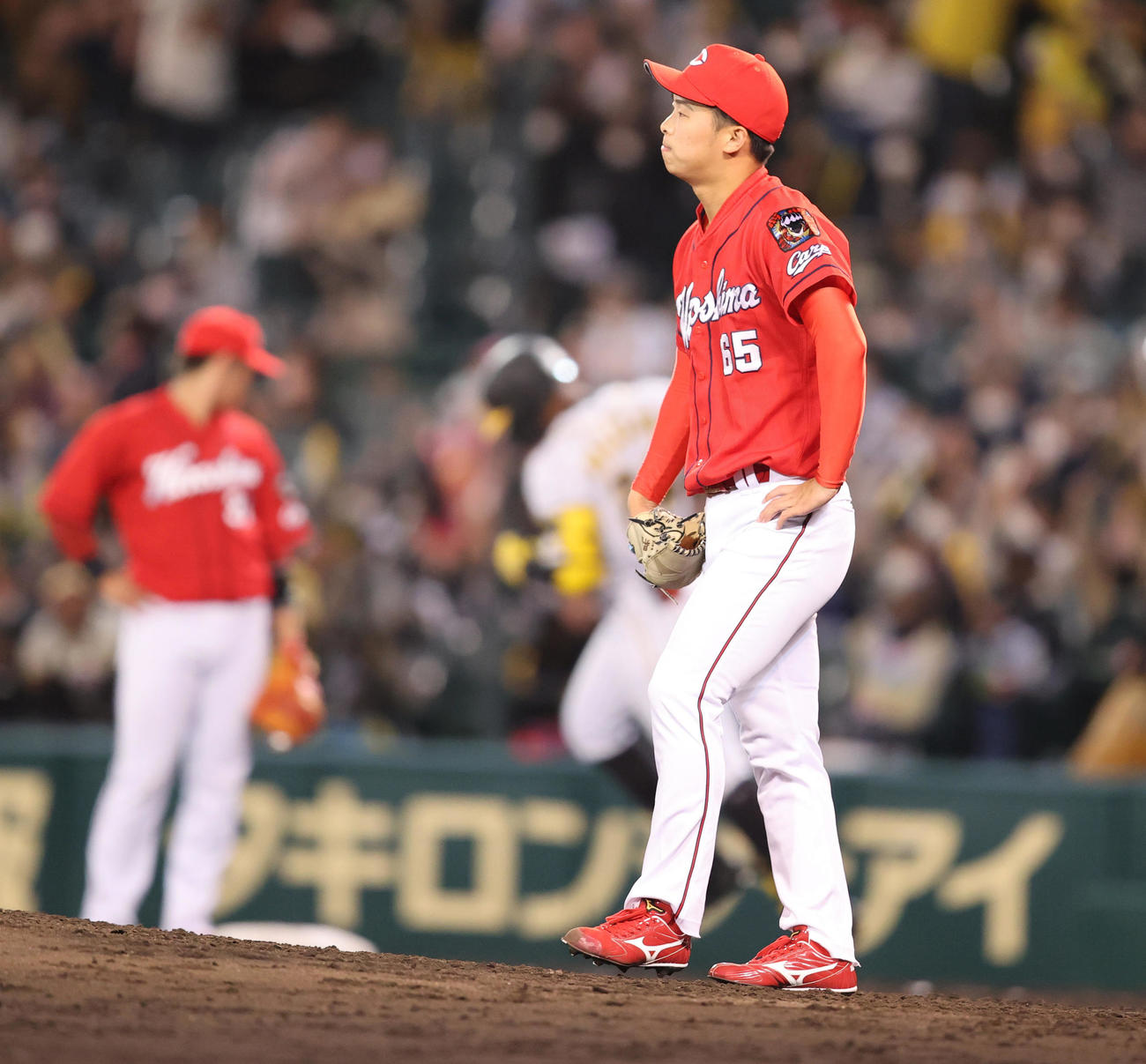 阪神対広島　7回裏阪神無死一塁、ロハス・ジュニアに左越え2点本塁打を浴びる広島玉村（撮影・清水貴仁）