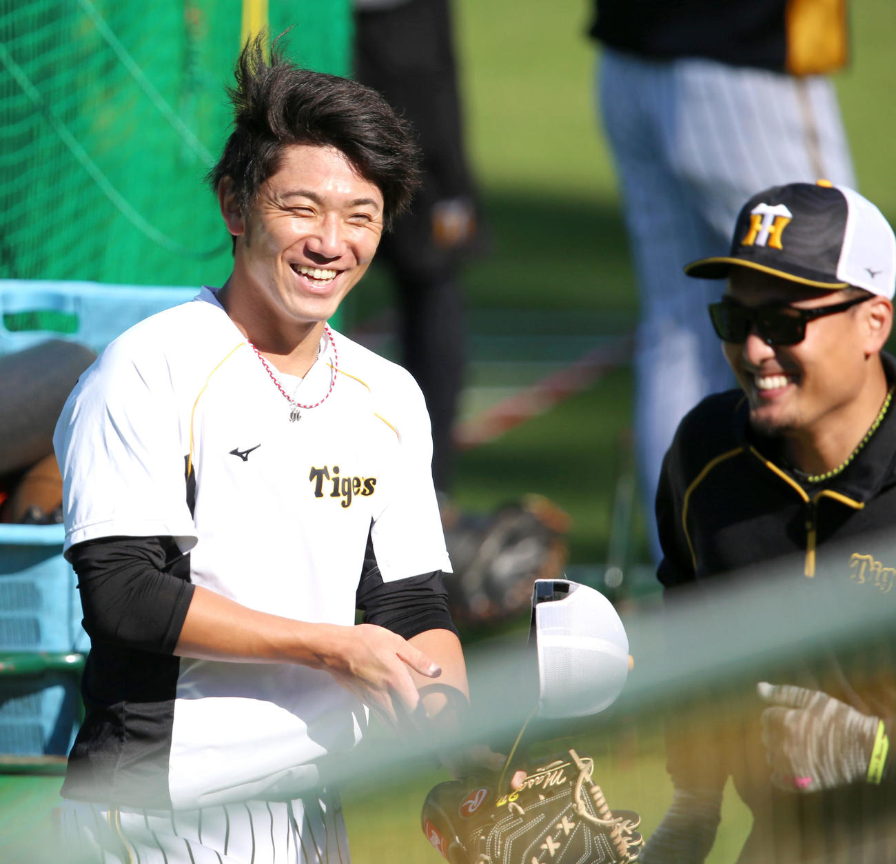 阪神対広島　試合前の練習で秋山拓巳（右）と笑顔で話す伊藤将（撮影・上山淳一）
