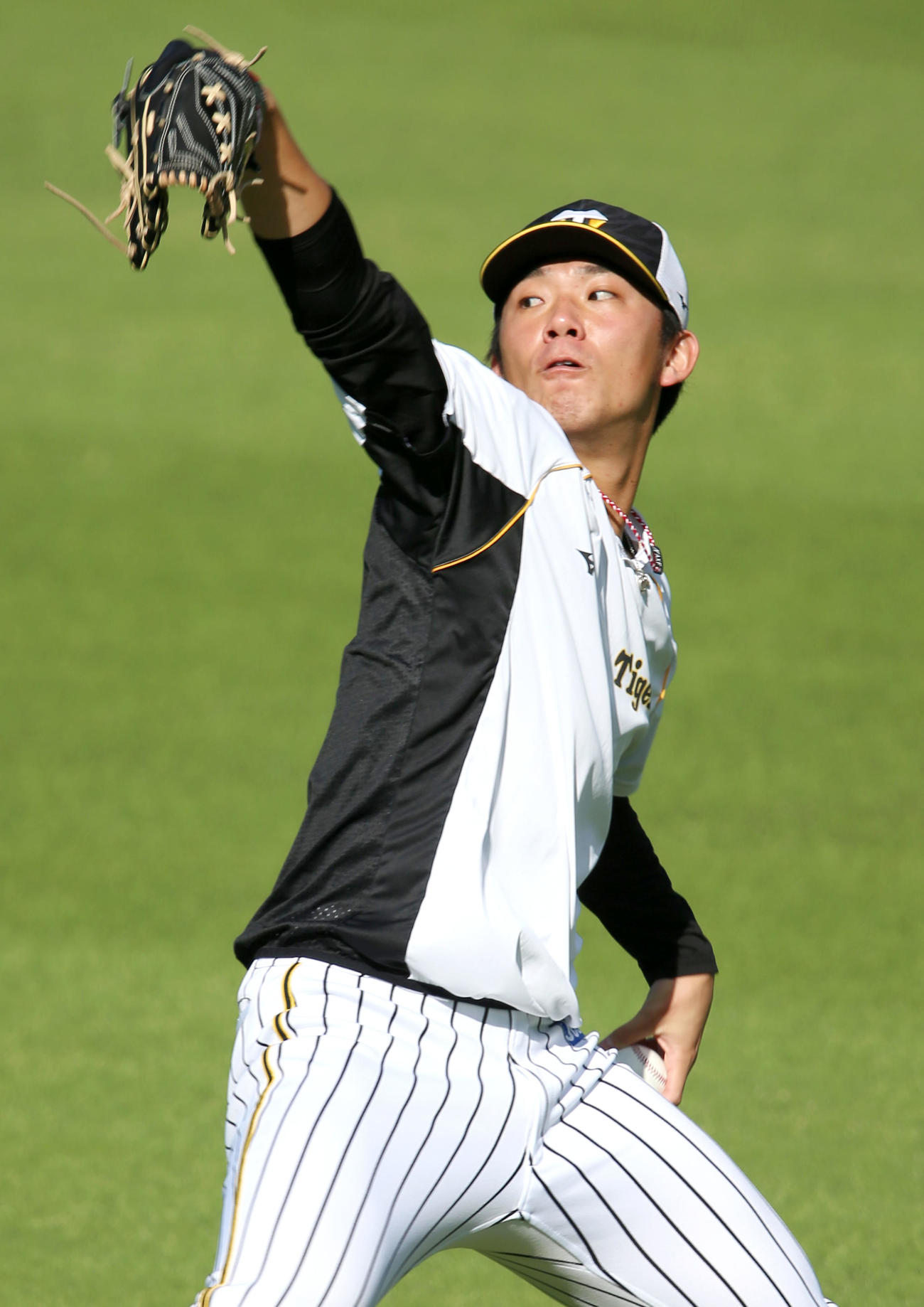 阪神対広島　試合前の練習でキャッチボールする伊藤将（撮影・上山淳一）