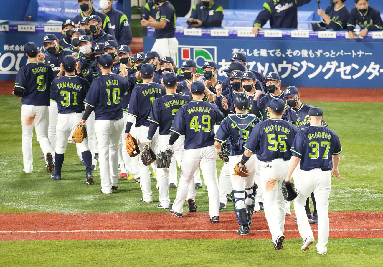 DeNA対ヤクルト　DeNAに勝利し、ナインを迎えるヤクルト青木（右から2人目）（撮影・鈴木みどり）