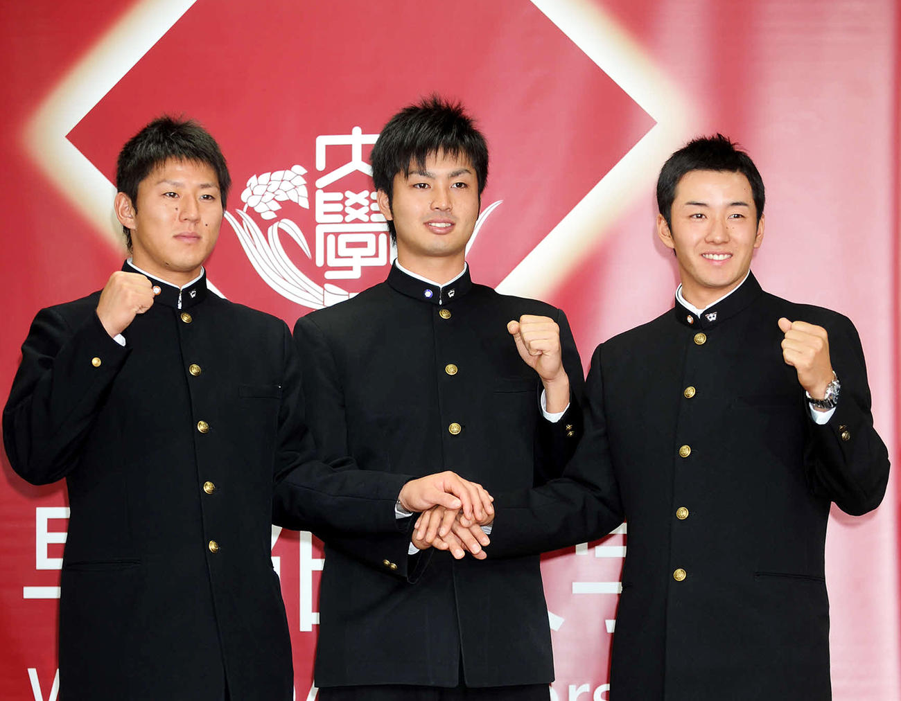 10年のドラフト会議で1位指名された早大の左から福井優也、大石達也、斎藤佑樹