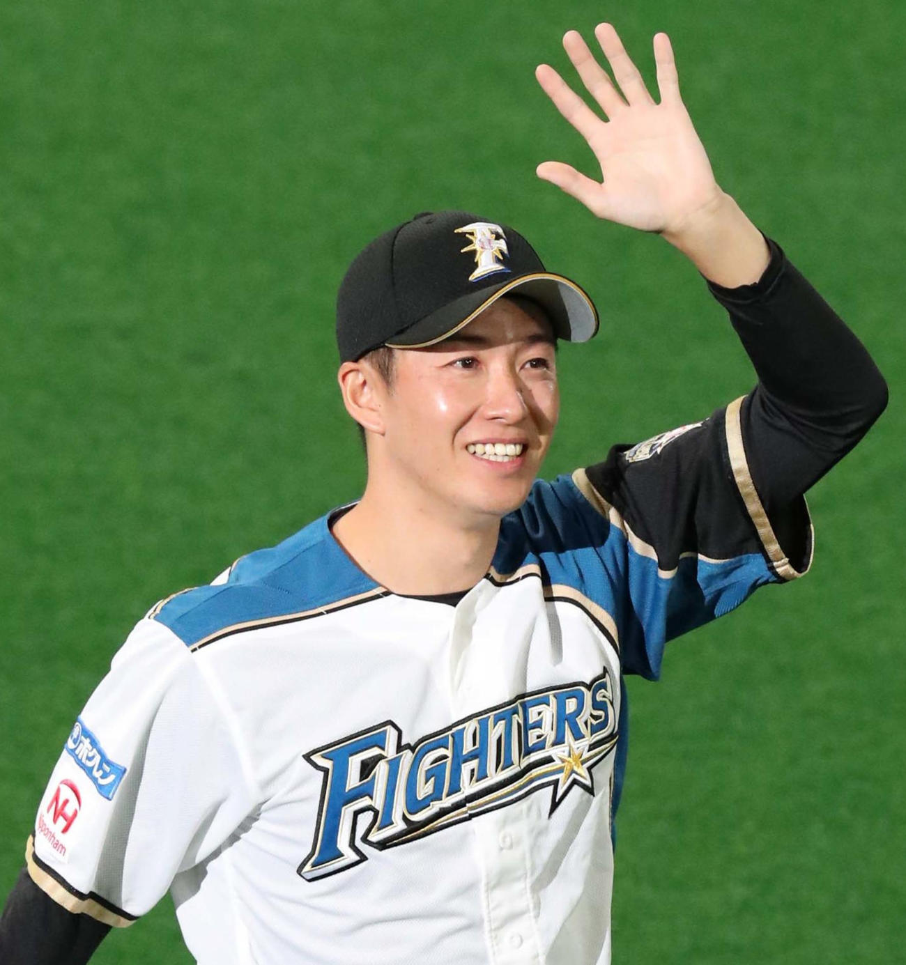 引退セレモニーでスタンドに手を振る斎藤（撮影・黒川智章）