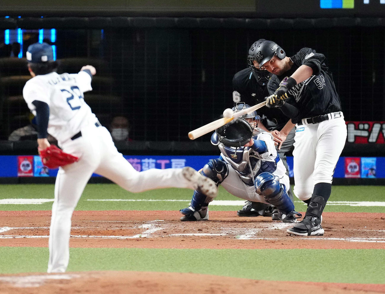 西武対ロッテ　7回表ロッテ2死一、二塁、左前に勝ち越し適時打を放つレアード。投手森脇（撮影・江口和貴）