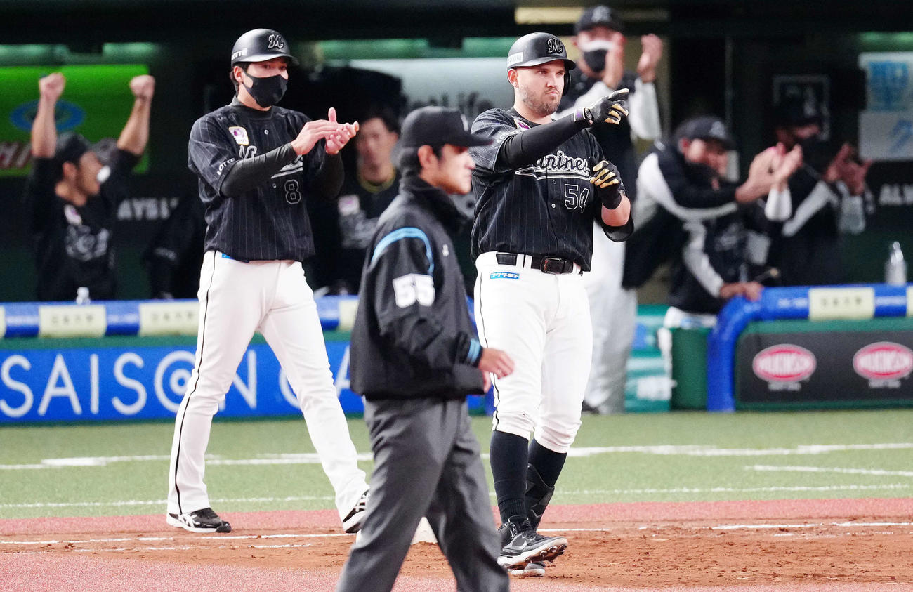 西武対ロッテ　7回表ロッテ2死一、二塁、勝ち越し適時打を放ちポーズを決めるレアード（右）（撮影・江口和貴）