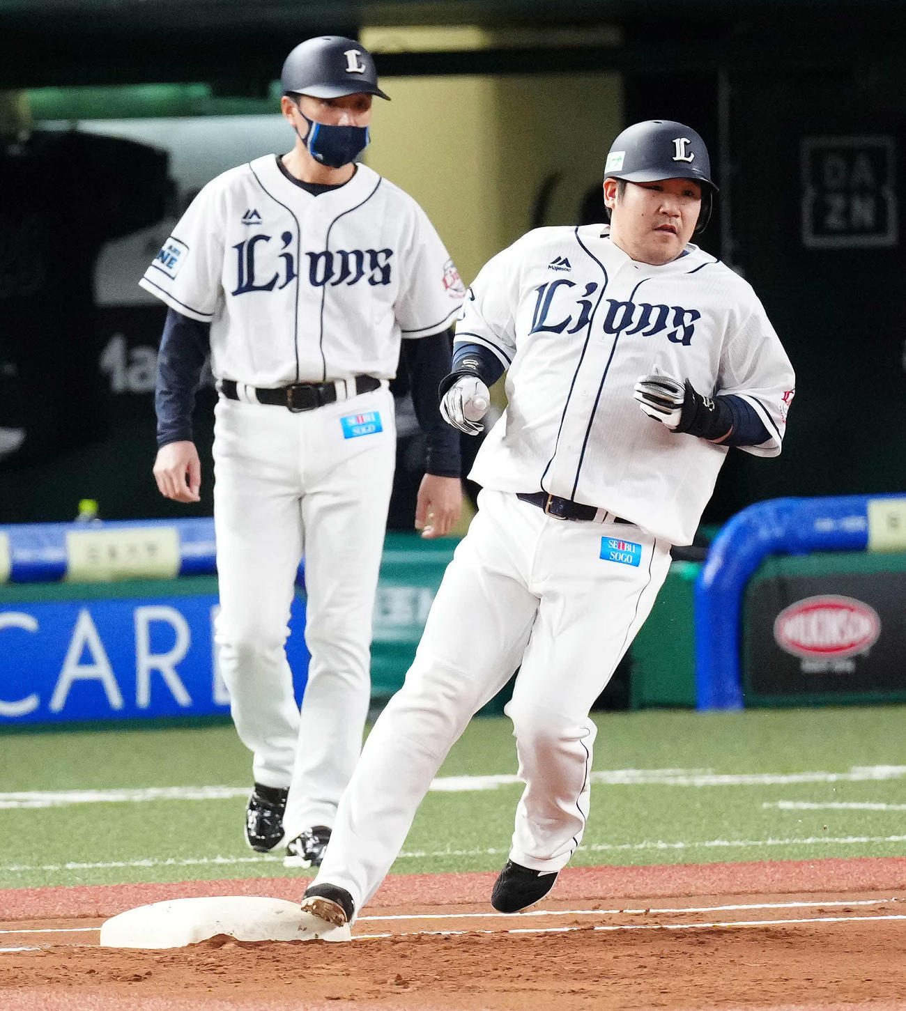 西武対ロッテ　1回裏西武2死二塁、同点適時打を放った中村（右）（撮影・江口和貴）