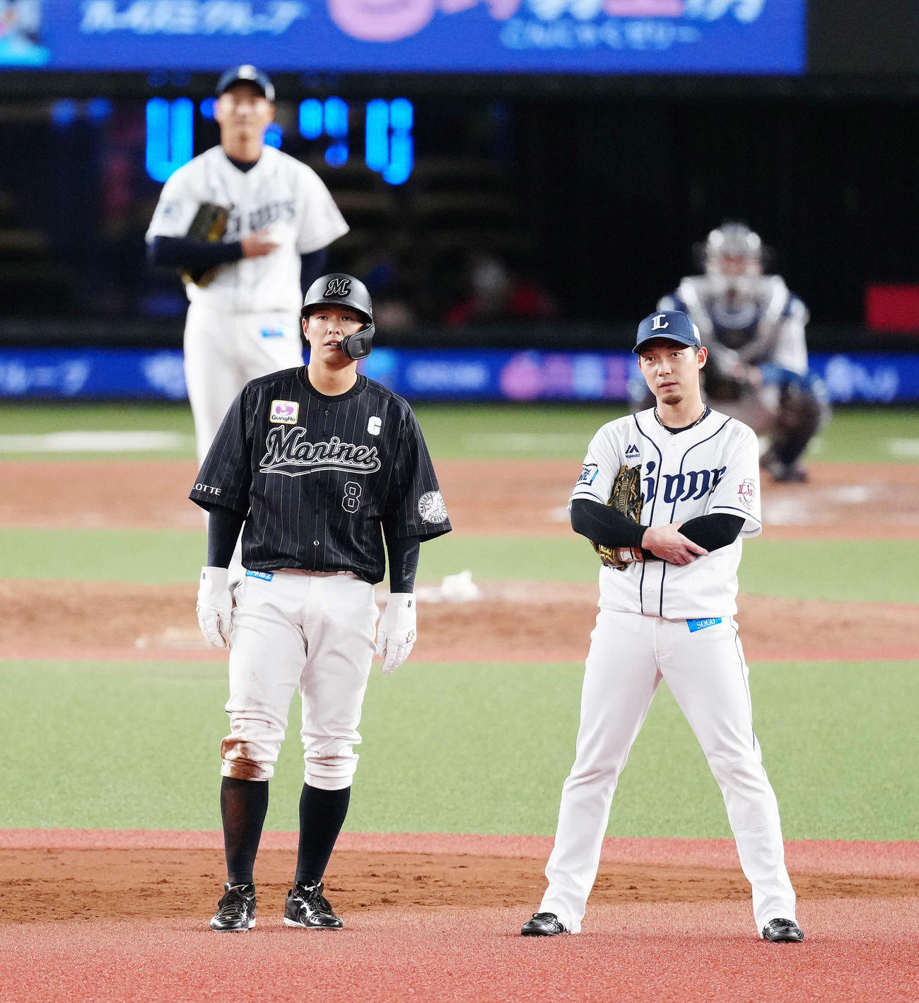 西武対ロッテ　9回表、二塁盗塁を狙ったロッテ中村（左）はアウトの判定でリプレー映像を見つめる。右は西武熊代（撮影・江口和貴）
