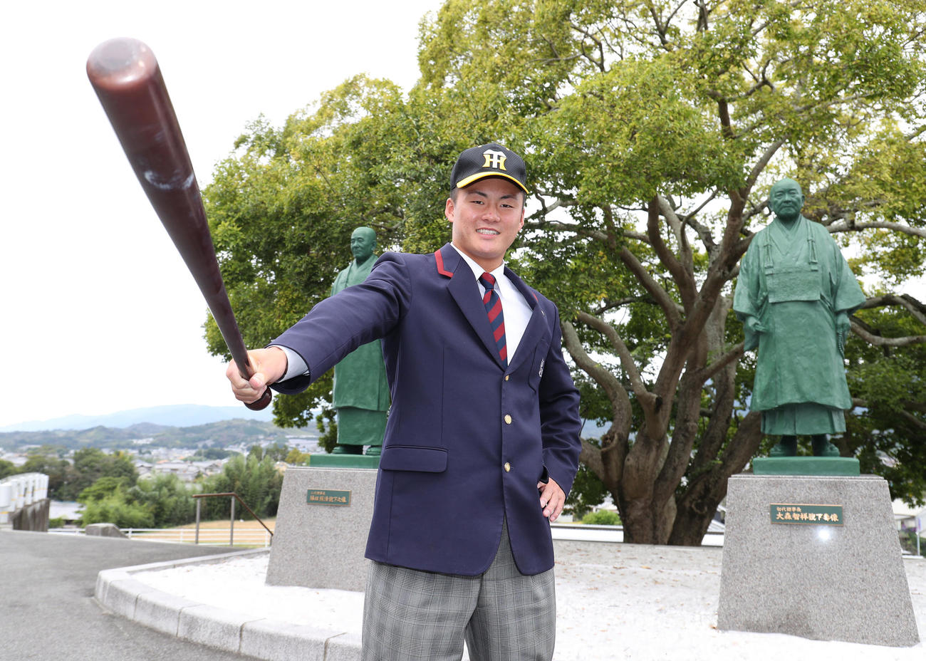 阪神から指名あいさつを終えて、力強くバットを構える智弁学園・前川（撮影・白石智彦）