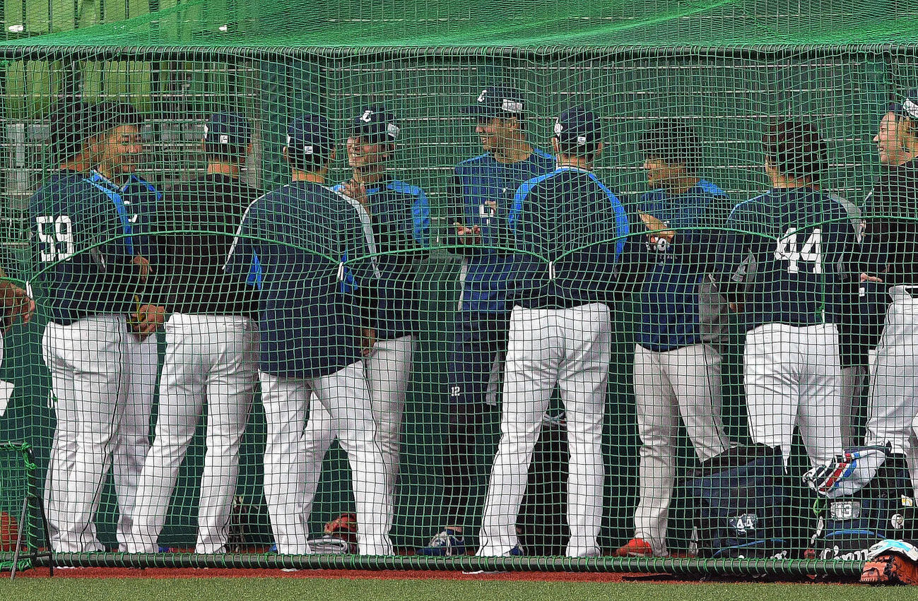 西武対ロッテ　一軍に合流した西武松坂（左から2人目）は拍手でナインから迎えられる（撮影・滝沢徹郎）