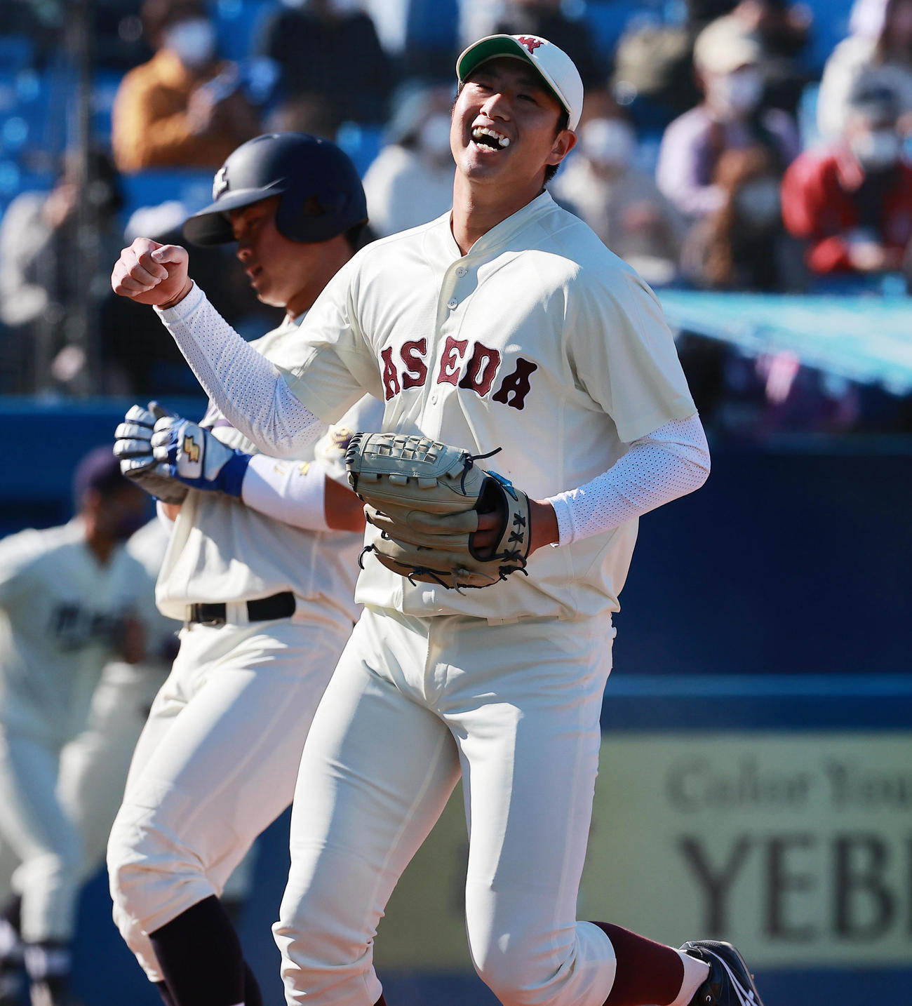 明大対早大　完封勝利を飾り喜ぶ早大・西垣。後方は明大・丸山（撮影・野上伸悟）