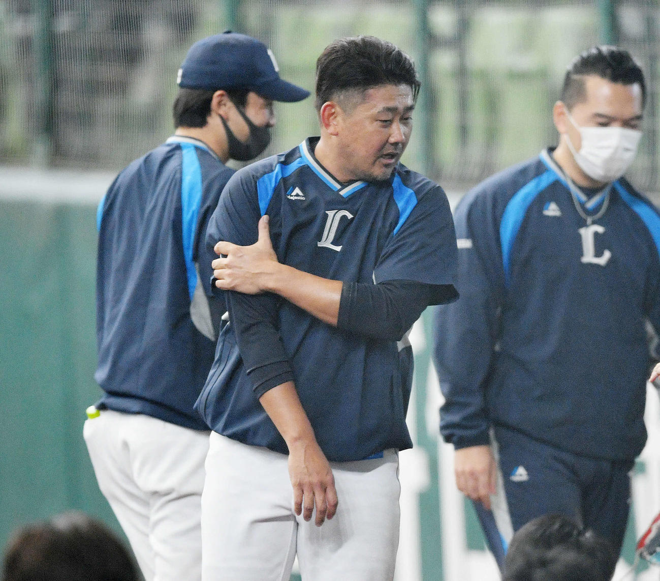 西武対ロッテ　一軍に合流し試合前練習のキャッチボールを終えた西武松坂（手前）は右肩に手をやる（撮影・滝沢徹郎）
