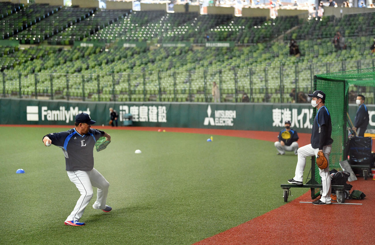西武対ロッテ　一軍に合流し試合前練習で捕手を座らせ投球練習する西武松坂（左）（撮影・滝沢徹郎）