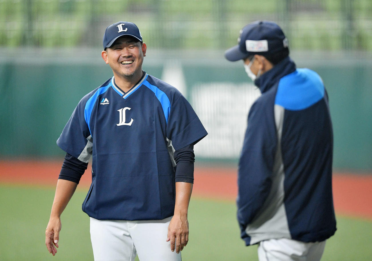 西武対ロッテ　一軍に合流した西武松坂（左）は西口投手コーチと笑顔で話す（撮影・滝沢徹郎）
