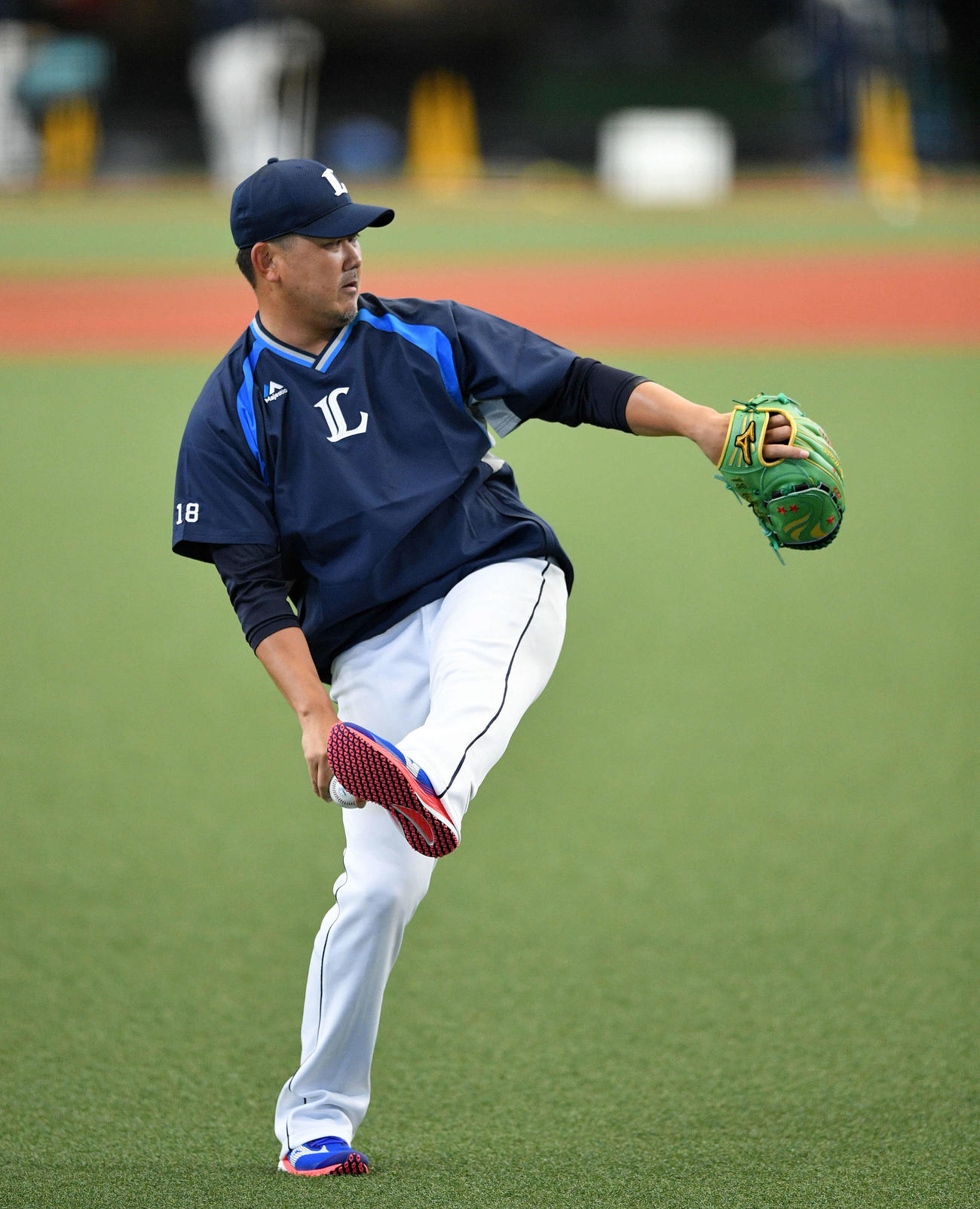西武対ロッテ　一軍に合流し試合前練習のキャッチボールで調整する西武松坂（撮影・滝沢徹郎）