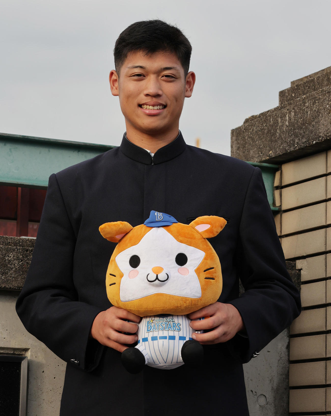 10月12日、DeNAの指名あいさつを受けDB．スターマンの人形を手にする市和歌山・小園
