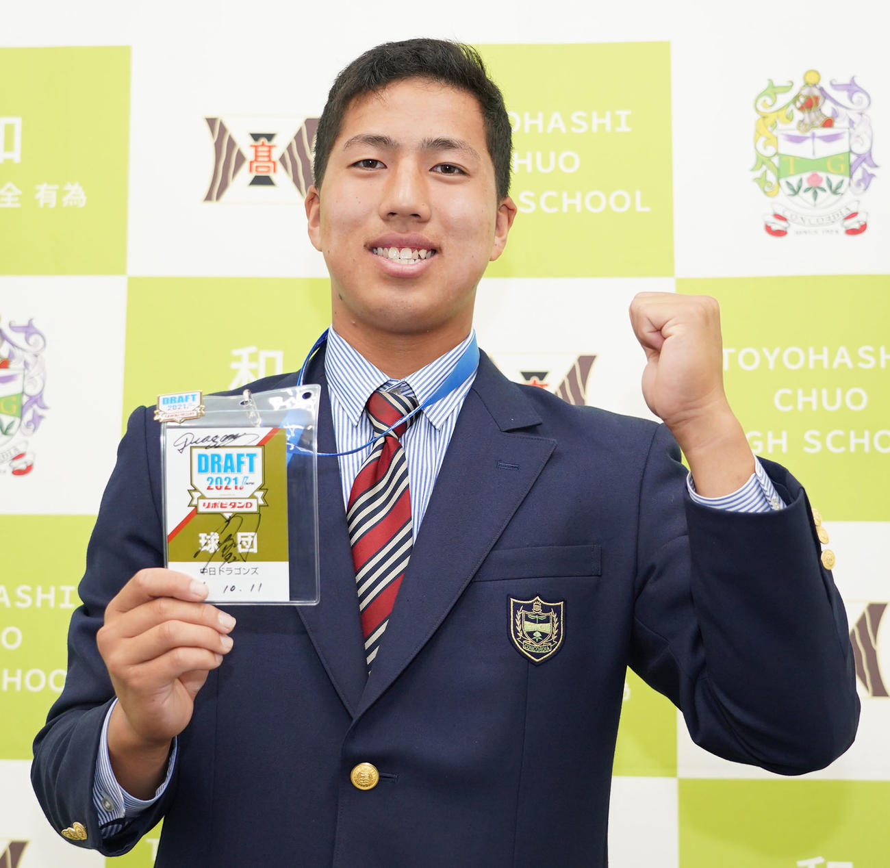 清水スカウトから与田監督のサイン入りドラフト2021パスを受け取り笑顔の中日ドラフト5位の星野真生（撮影・森本幸一）