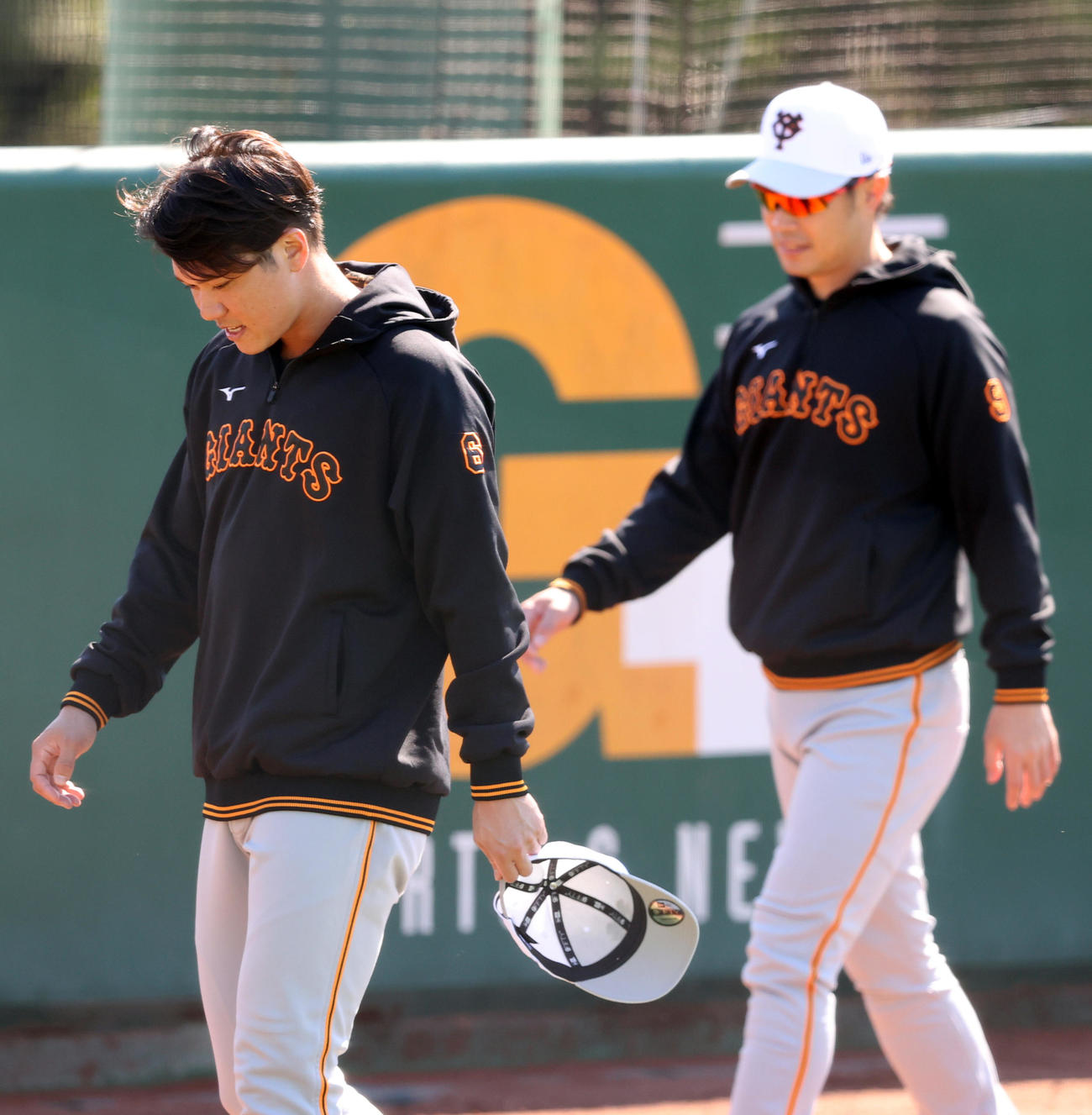 別メニューで調整する亀井（右）と坂本（撮影・狩俣裕三）