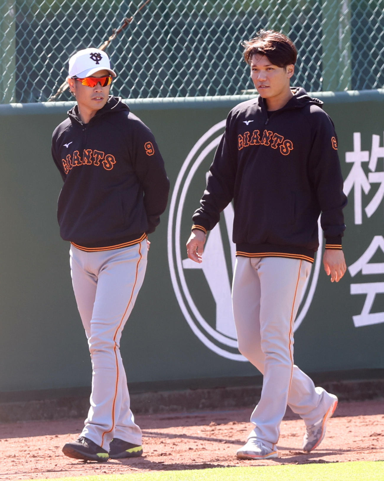 別メニューで調整する亀井（左）と坂本（撮影・狩俣裕三）