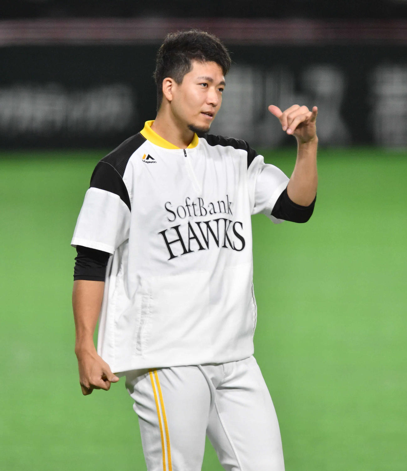 練習を行う投手陣と談笑する千賀（撮影・岩下翔太）