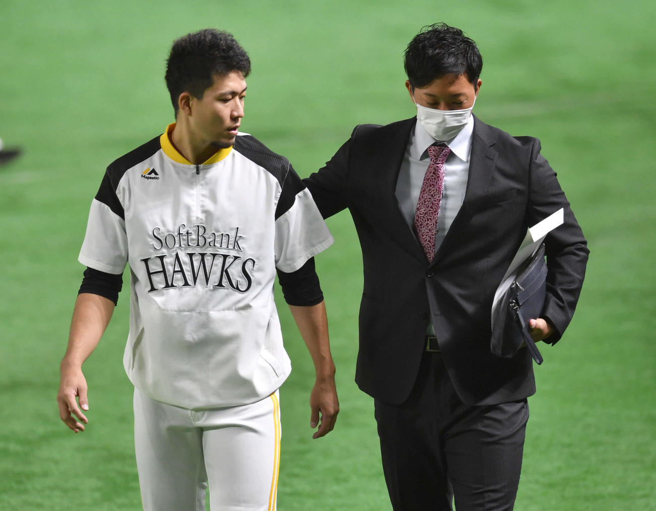 戦力外通告を受け、グラウンドで千賀（左）と言葉を交わす川原（撮影・岩下翔太）