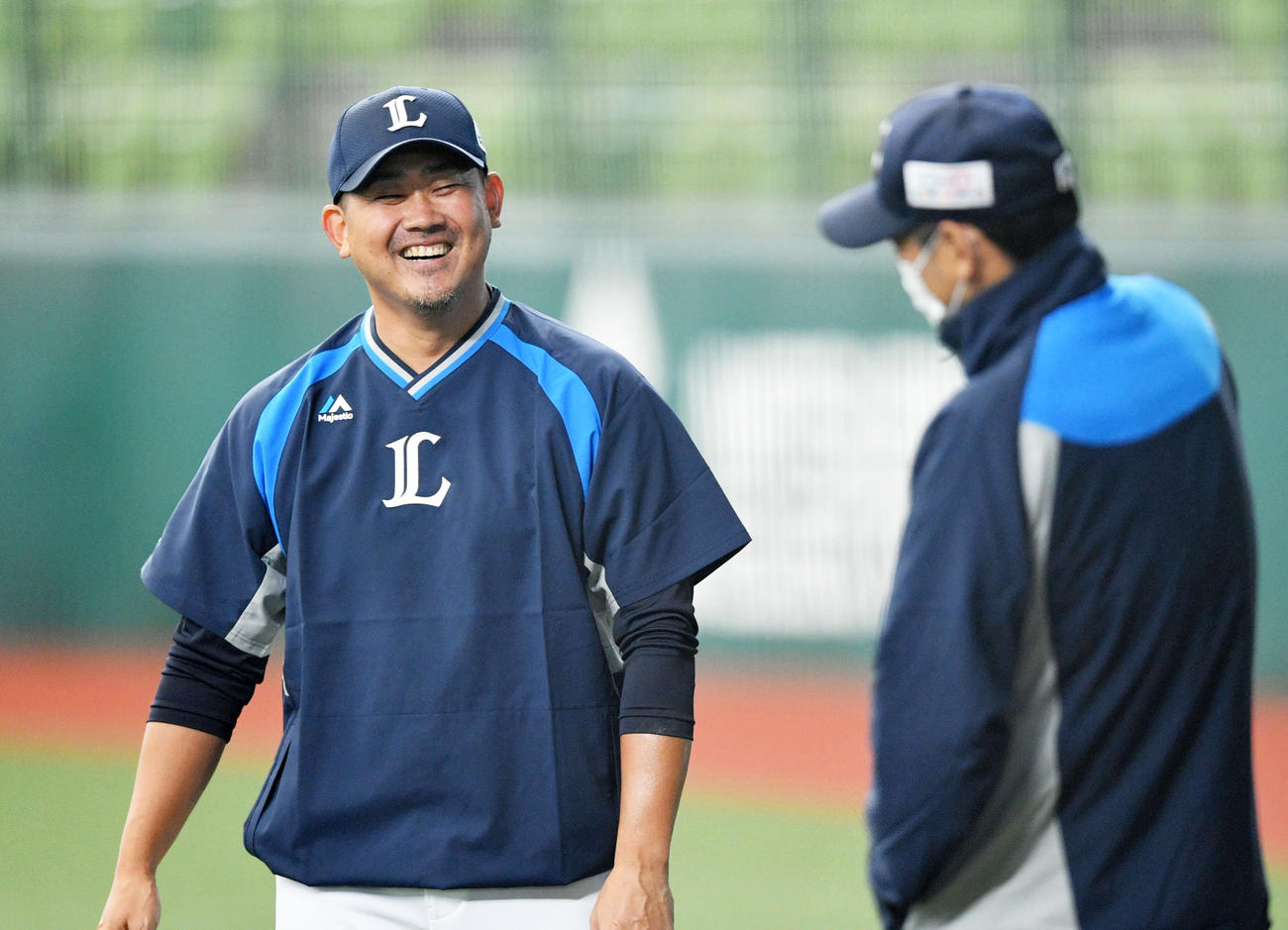 1軍に合流した西武松坂（左）は西口投手コーチと笑顔で話す（撮影・滝沢徹郎）