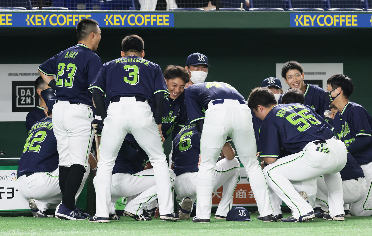 巨人対ヤクルト　試合前の円陣の中央で声出しをするヤクルト嶋（2021年9月18日撮影）
