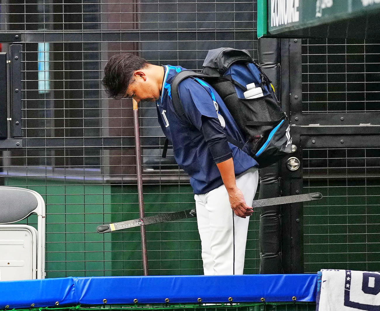 試合前練習を終え、グラウンドに一礼し引き揚げる西武松坂（撮影・江口和貴）