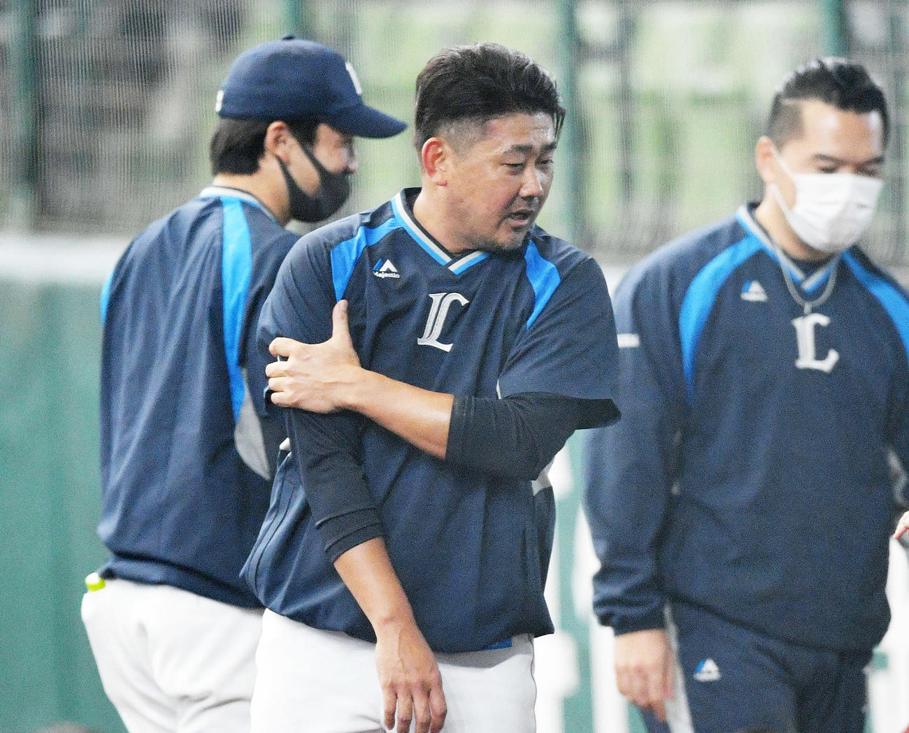 1軍に合流しキャッチボールを終えた西武松坂（手前）は右肩に手をやる（撮影・滝沢徹郎）