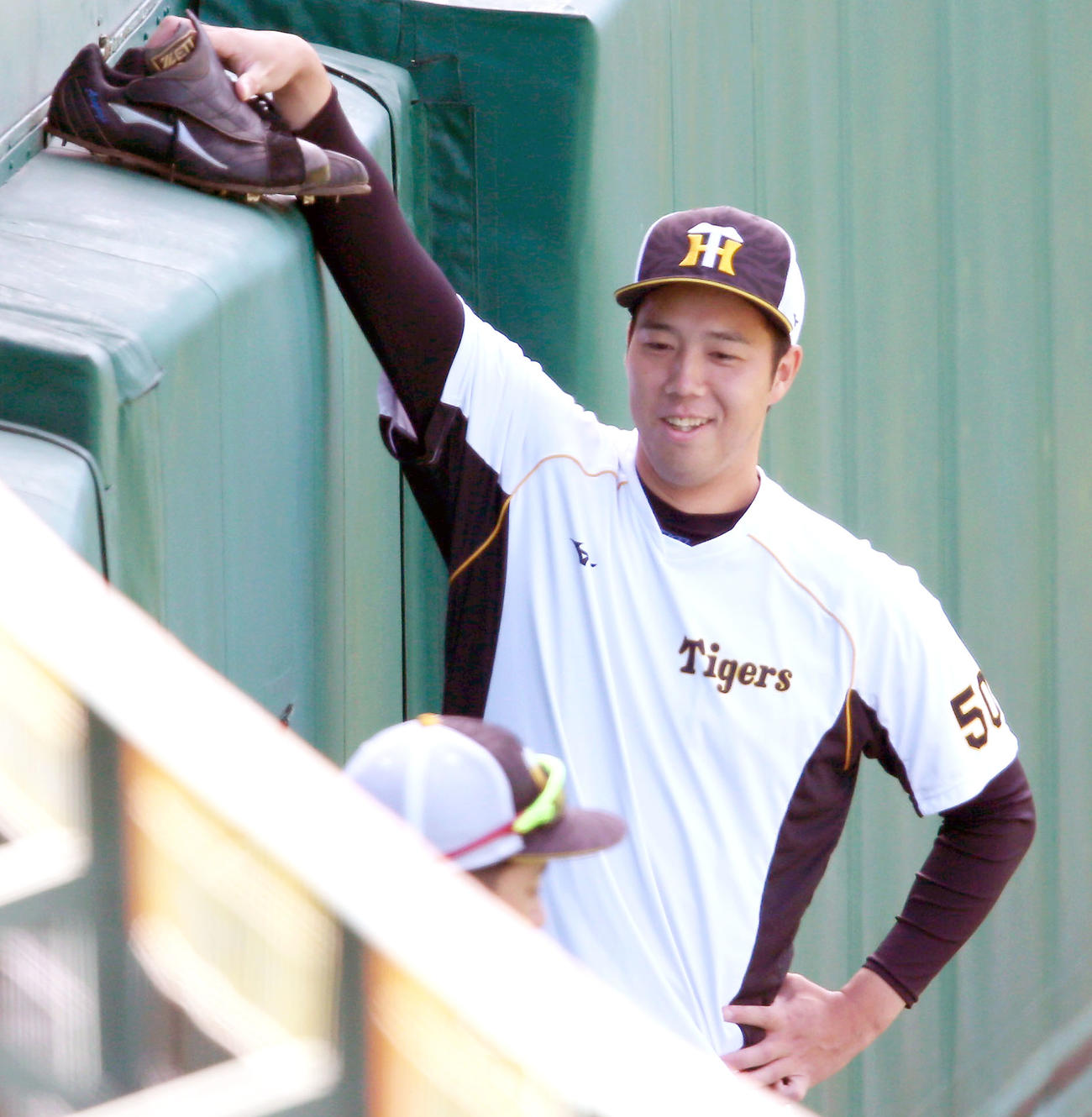 阪神対広島　試合前の練習で笑顔を見せる青柳（撮影・上山淳一）