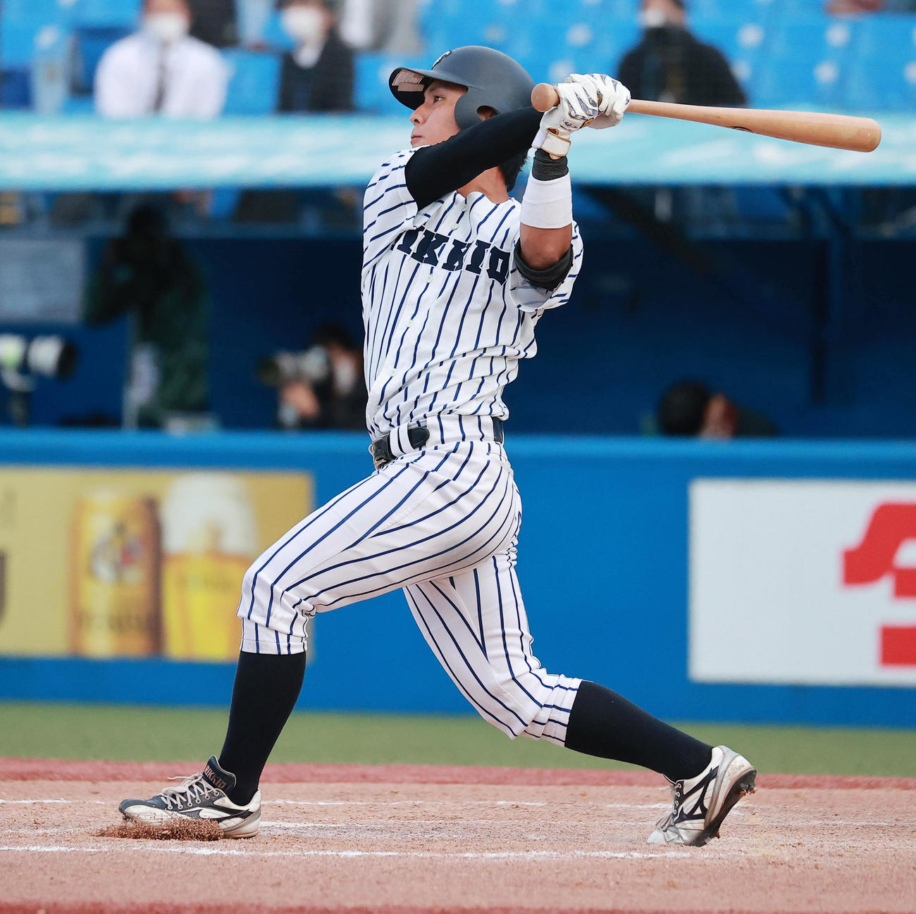 慶大対立大　7回裏立大2死、左越え本塁打を放つ宮崎（撮影・野上伸悟）