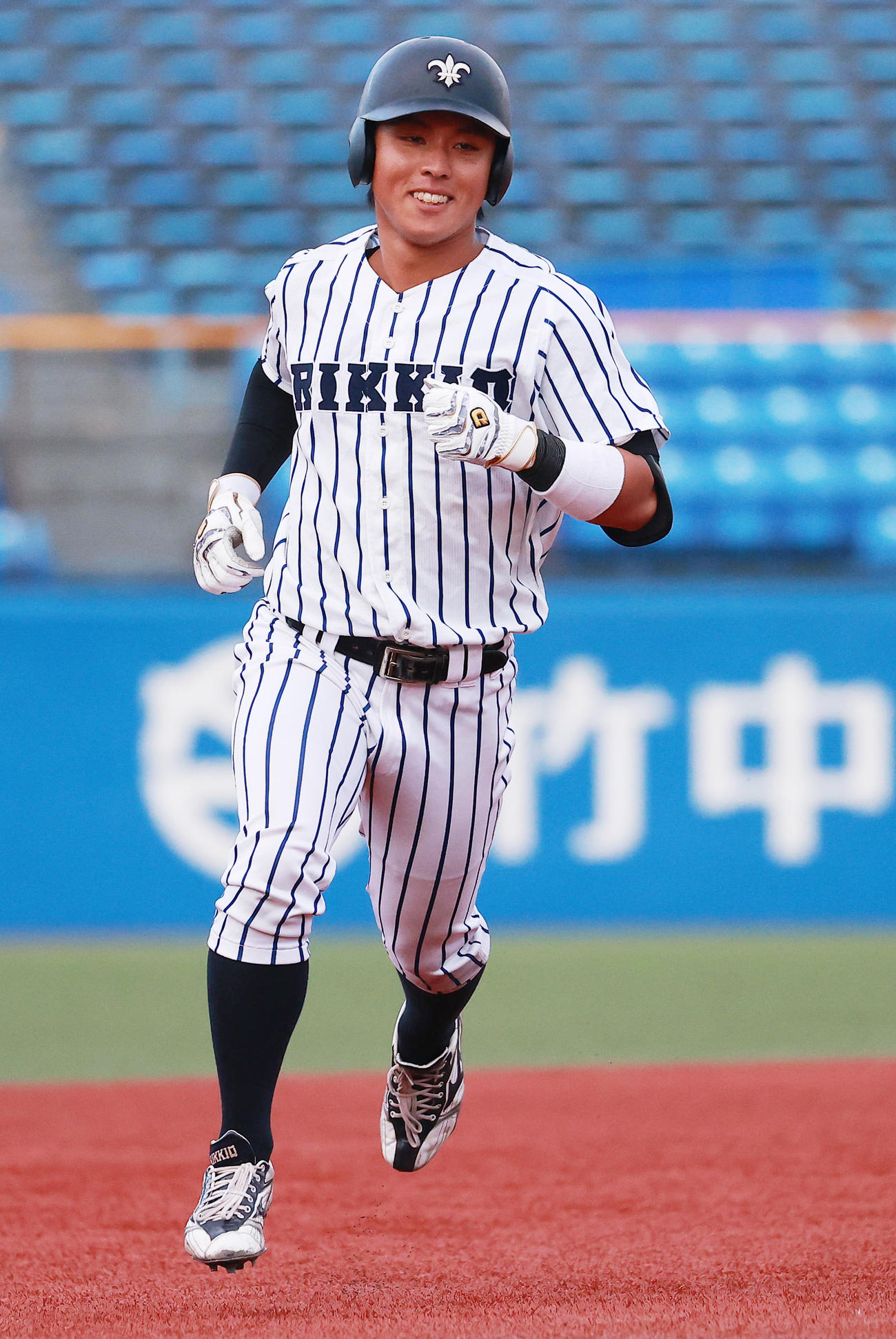 慶大対立大　7回裏立大2死、左越え本塁打を放ち笑顔で三塁に向かう宮崎（撮影・野上伸悟）