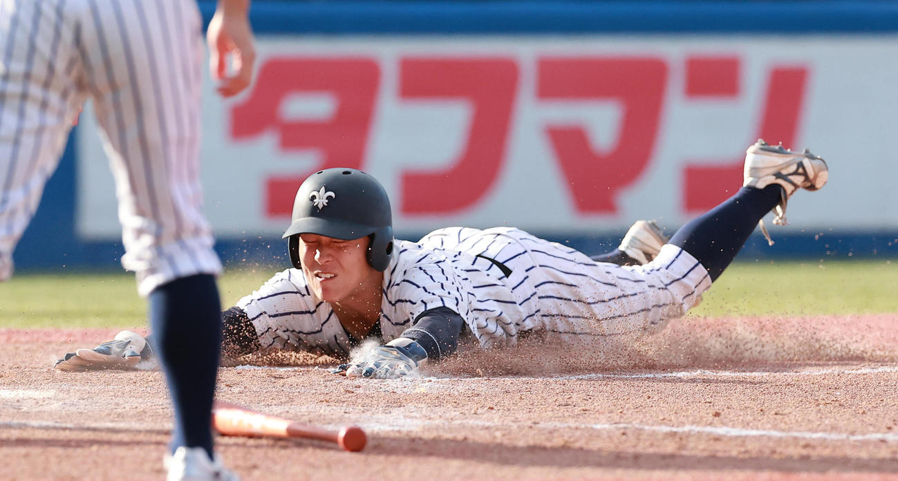 慶大対立大　3回裏立大2死二塁、道原の先制中前適時打で生還する黒岩（撮影・野上伸悟）