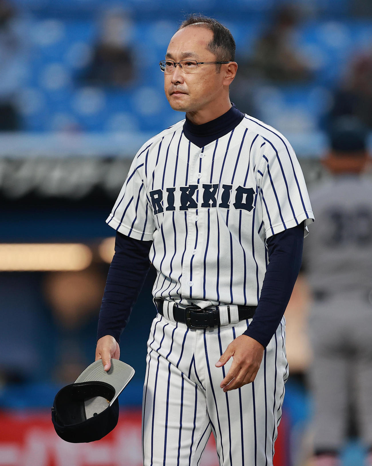 慶大対立大　引き分けに終わり、客席にあいさつする立大・溝口監督（撮影・野上伸悟）