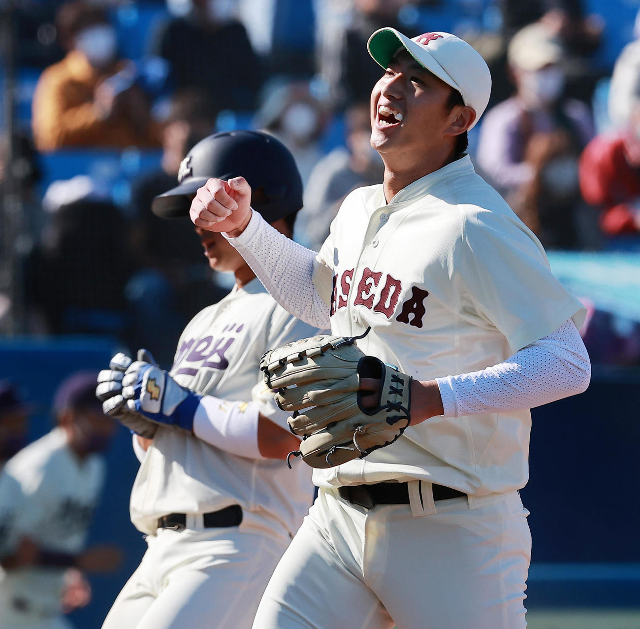 明大対早大　完封勝利を飾り喜ぶ早大・西垣（撮影・野上伸悟）