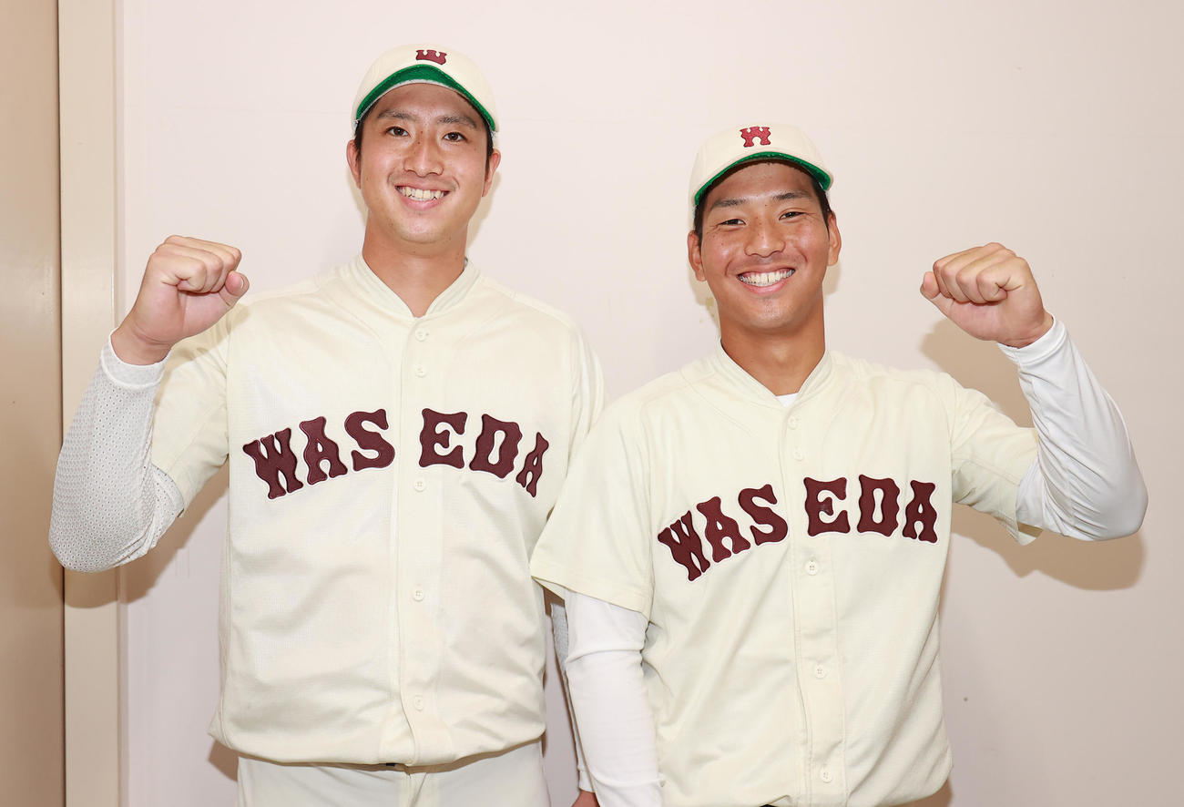 明大対早大　完封勝利の早大・西垣（左）と決勝打の中川卓は笑顔でガッツポーズ（撮影・野上伸悟）